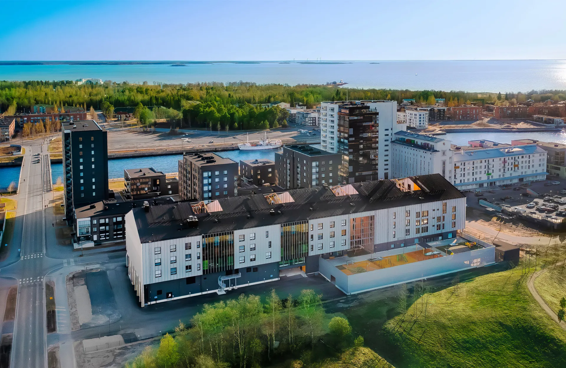 Ilmakuva Satamatien palvelukorttelista Oulussa meren rannalla
