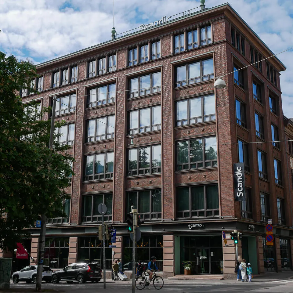 Scandic Helsinki Hubin punatiilinen kulmarakennus